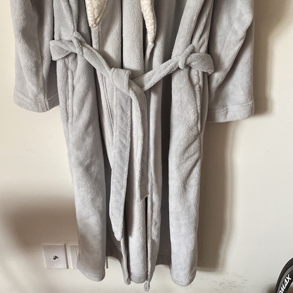 Victoria’s Secret Plush Robe M/L - Picture 2 of 7